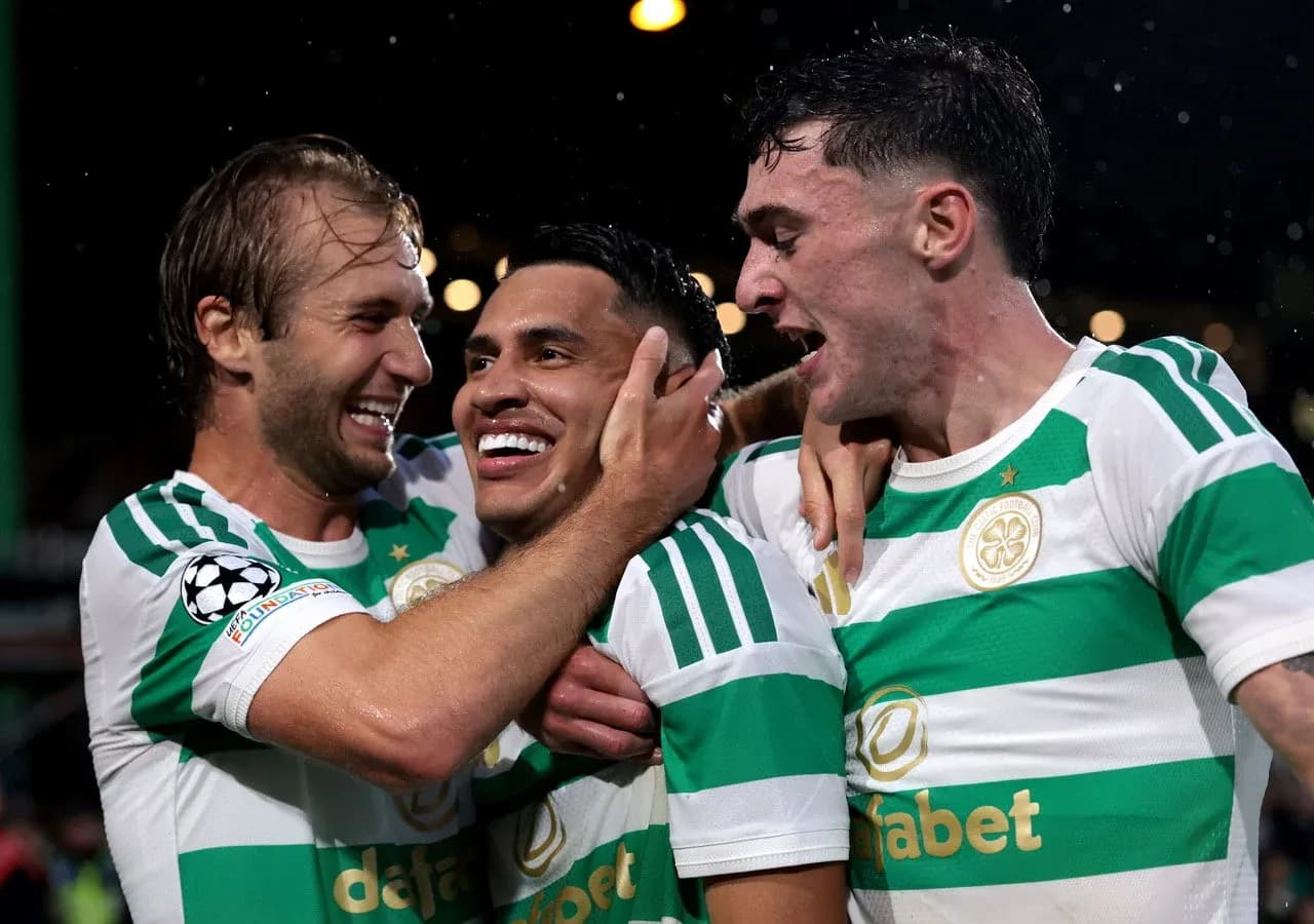 Celtic futbolçuları sevincini paylaşır Celtic futbolçuları sevincini paylaşır
