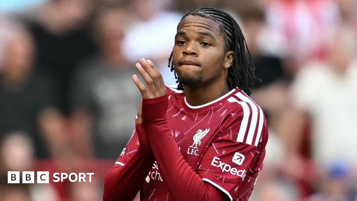 Futbolçu Liverpool formasında, əlini dua edərək göstərir Futbolçu Liverpool formasında, əlini dua edərək göstərir
