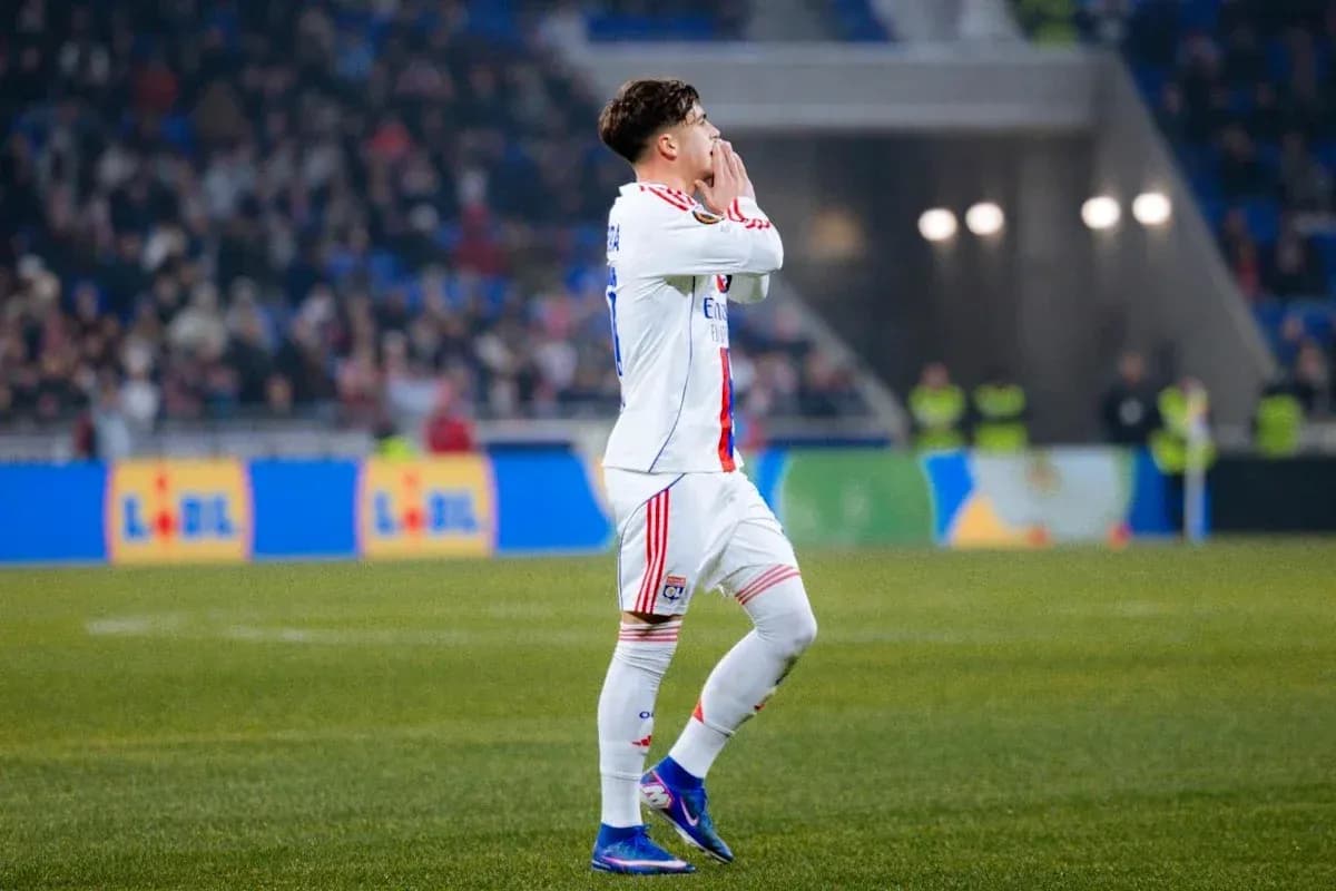 Futbolçu oyunda əlləri ilə işarə edir Futbolçu oyunda əlləri ilə işarə edir