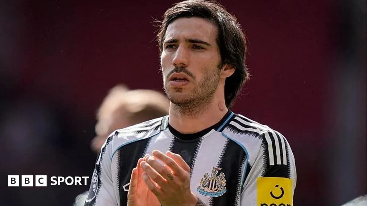 Futbolçu Newcastle United formasında alqışlayır Futbolçu Newcastle United formasında alqışlayır