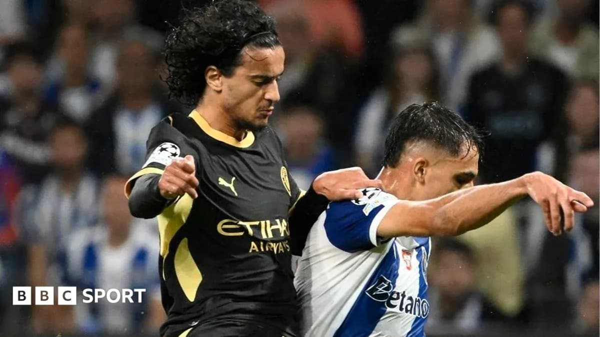 İki futbolçu top üçün mübarizə aparır İki futbolçu top üçün mübarizə aparır