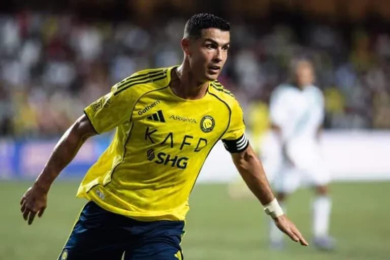 Futbolçu oyun zamanı sarı forma geyinib Futbolçu oyun zamanı sarı forma geyinib