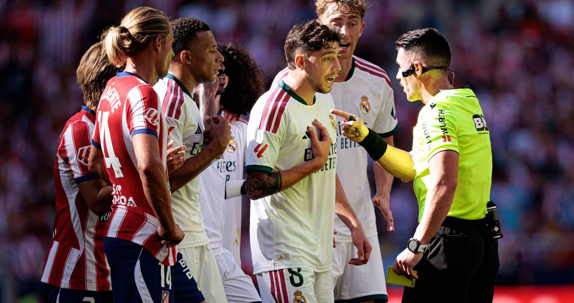 Real Madrid TV Hakimə Sərt Tənqid Yönəltdi: “Barcelona Oyunçularıyla Görüşürdü” Real Madrid TV Hakimə Sərt Tənqid Yönəltdi: “Barcelona Oyunçularıyla Görüşürdü”